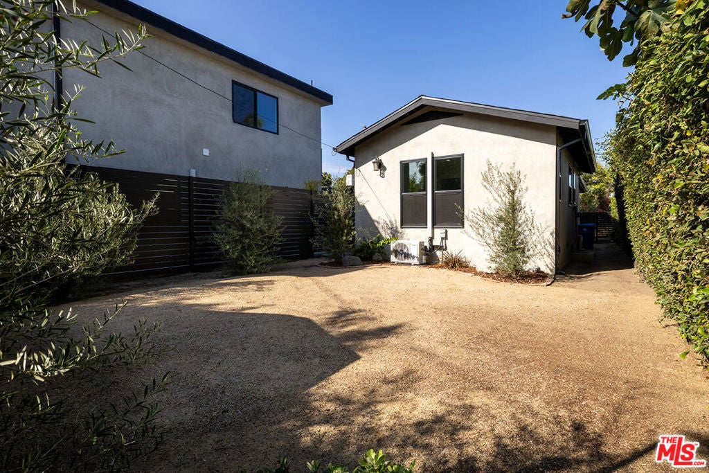 2621 Veteran Avenue