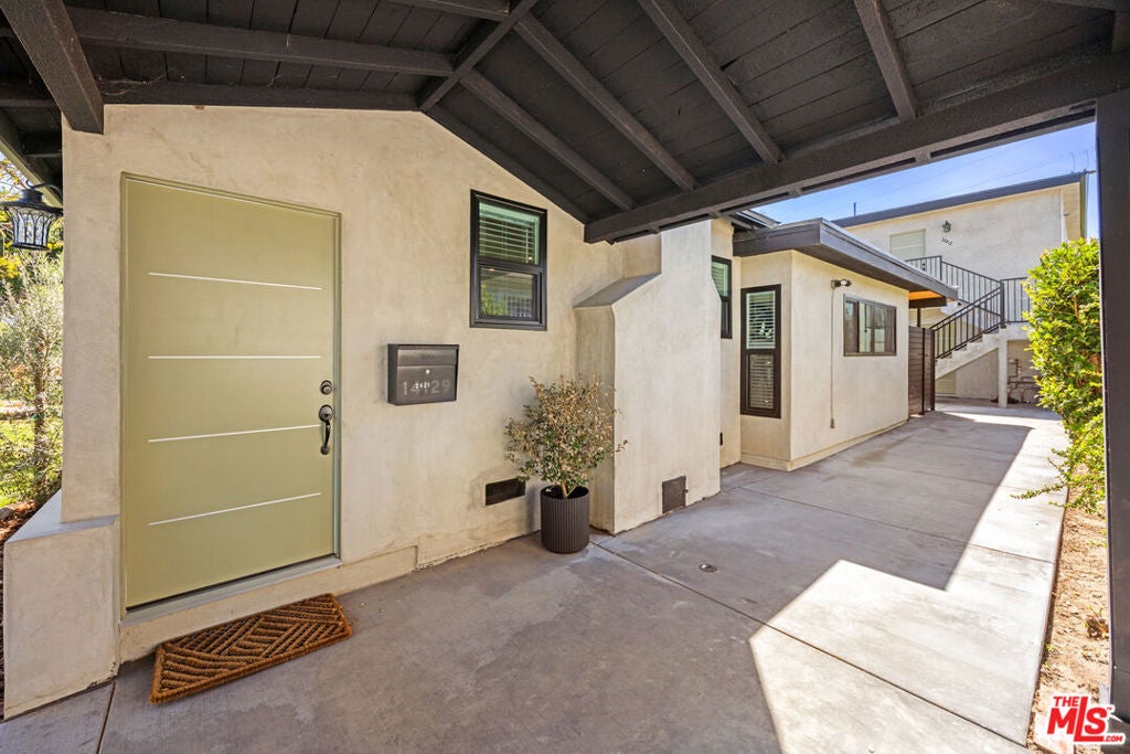 2621 Veteran Avenue