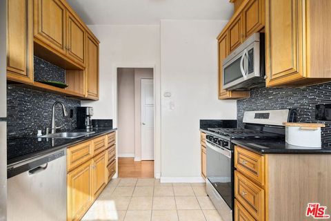 Tiny photo for 1347 N Mansfield Avenue, Los Angeles, CA 90028 (MLS # 26647219)