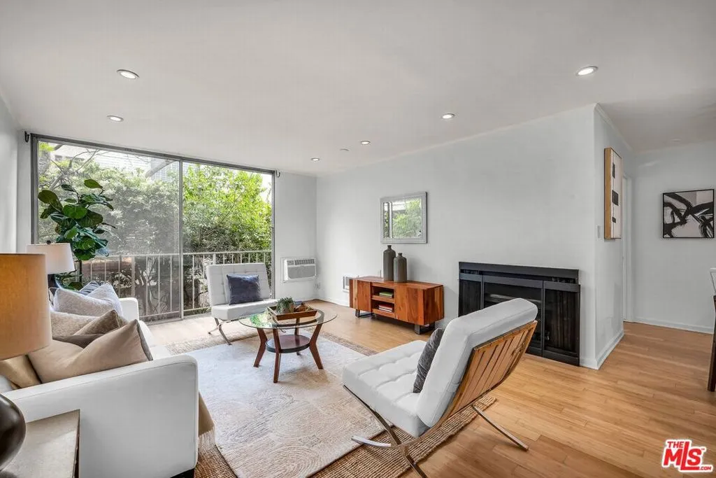 Los Angeles, California 90049, United States, 2 Bedrooms Bedrooms, ,1 BathroomBathrooms,Residential,Active,186949