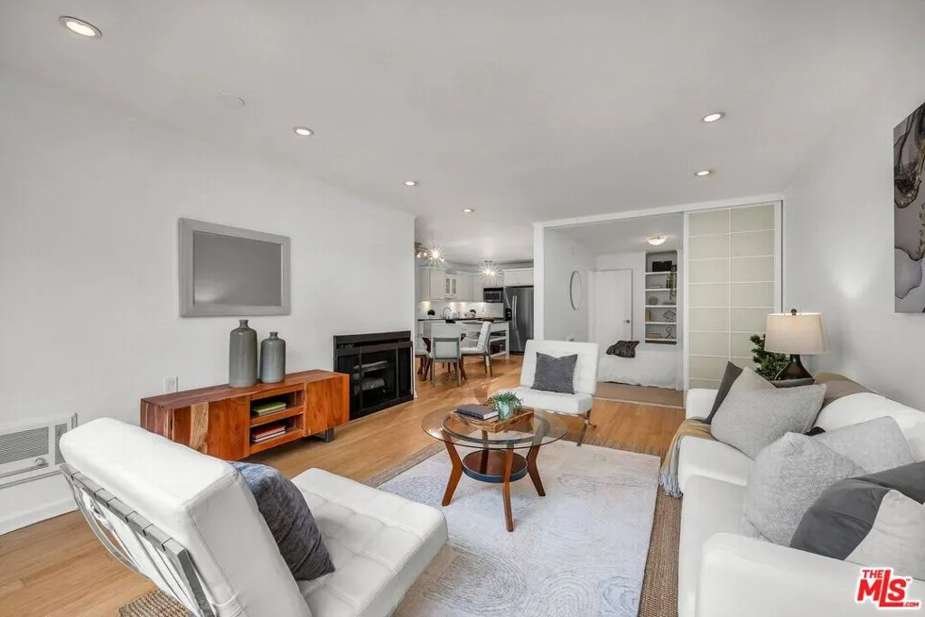 Los Angeles, California 90049, United States, 2 Bedrooms Bedrooms, ,1 BathroomBathrooms,Residential,Active,186949