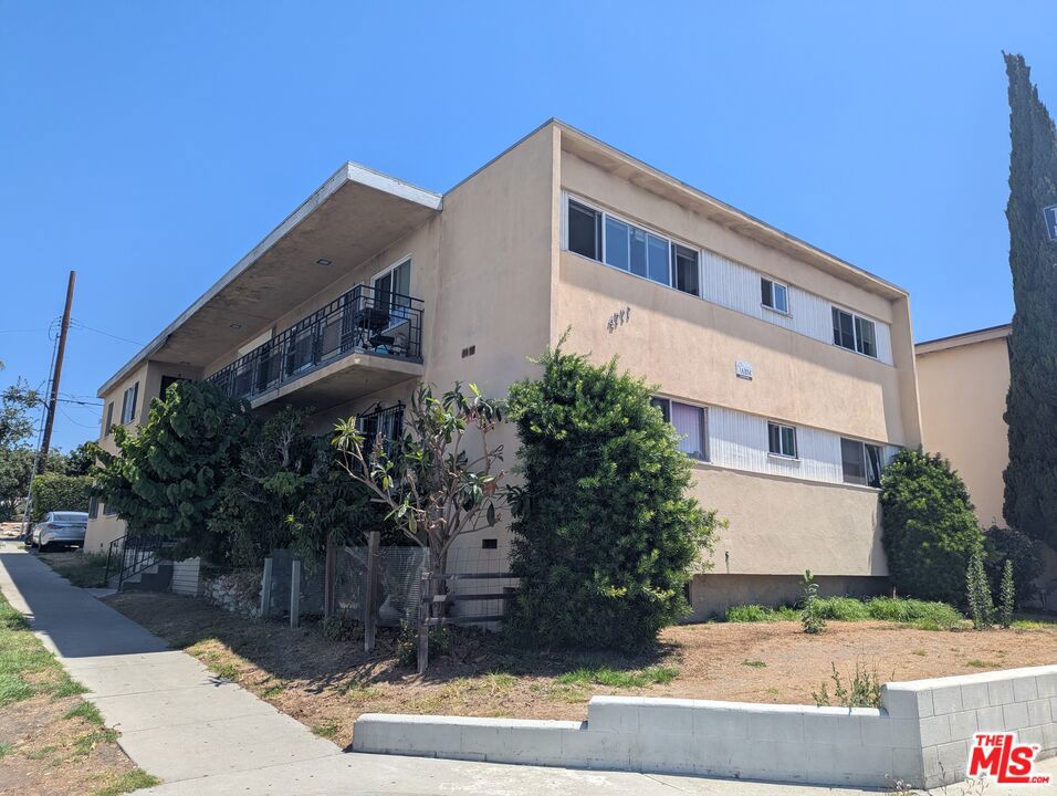 Accepts LA City Section 8 Vouchers. Centrally located in the Mid-City area, convenient to restaurants, cafes, grocery stores and shopping centers. Shown by appt; No Walk-Ins.