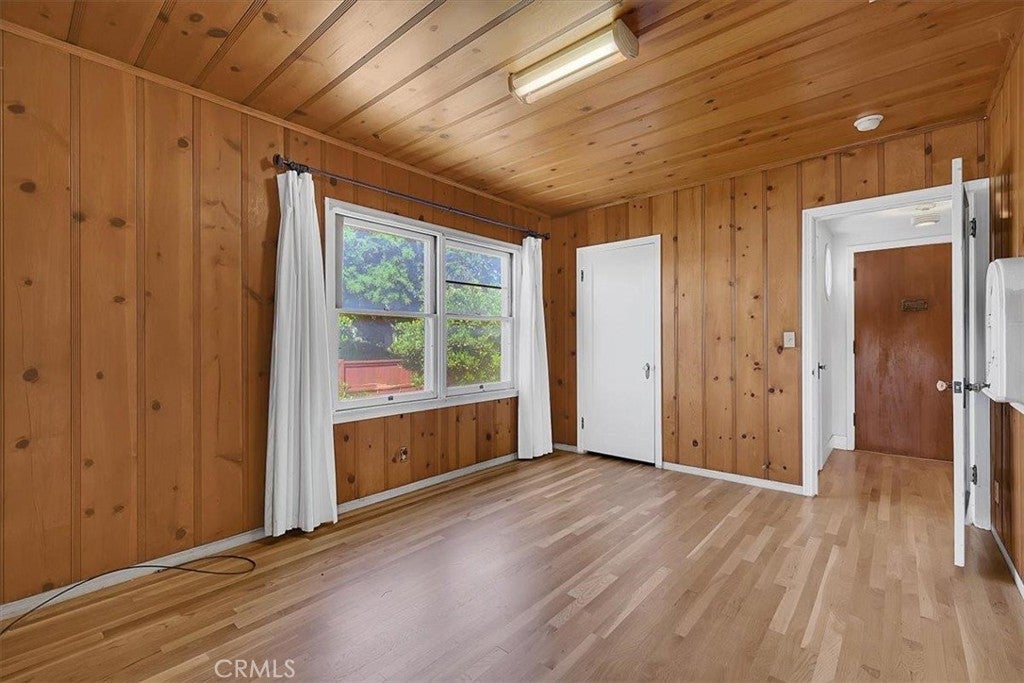 1102 Barry Road