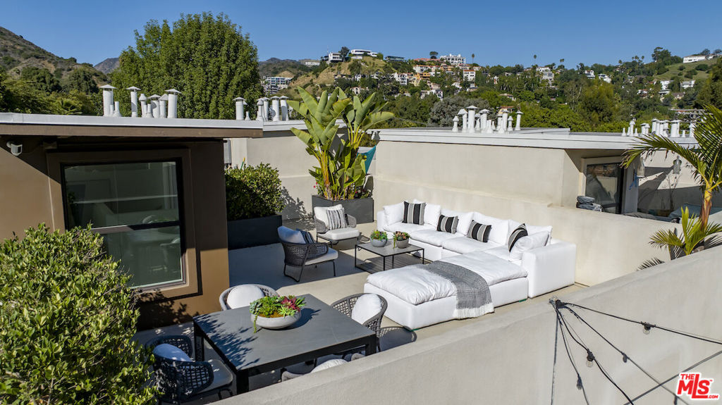 2111 N Cahuenga Boulevard 14