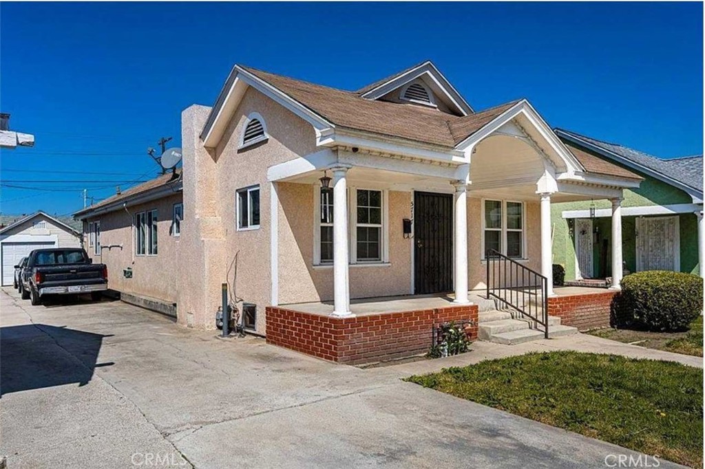 Welcome to 5717 4th Avenue, a beautifully updated 3-bedroom, 2-bathroom single-family residence located in the heart of Los Angeles' vibrant Park Hills Heights neighborhood. Bulit in 1920 and thoughtfully updated, this 1,708 sq ft home blends timeless charter with modern convenience.
Step inside to discover a spacious floor plan filled with natural light, featuring a generous living & dining area perfect for relaxing or entertaining guests. The primary suite offers a true retreat, complete with a large walk-in closet and a private en-suite bath featuring contemporary finishes.
The kitchen flows seamlessly to the back yard, which has been designed with entertaining in mind - ideal for weekend gatherings or peacful evenings outdoors. Additional highlights include indoor laundry hookups and central air and heating for year-roung comfort.
Located on a residential street, this home offers the perfect combination of space, charm, and conveience - just minutes from shopping, dining and major commuter routes.
Don't miss this opportunity to own a move-in ready home in one of South LA's most desirable neighborhoods!