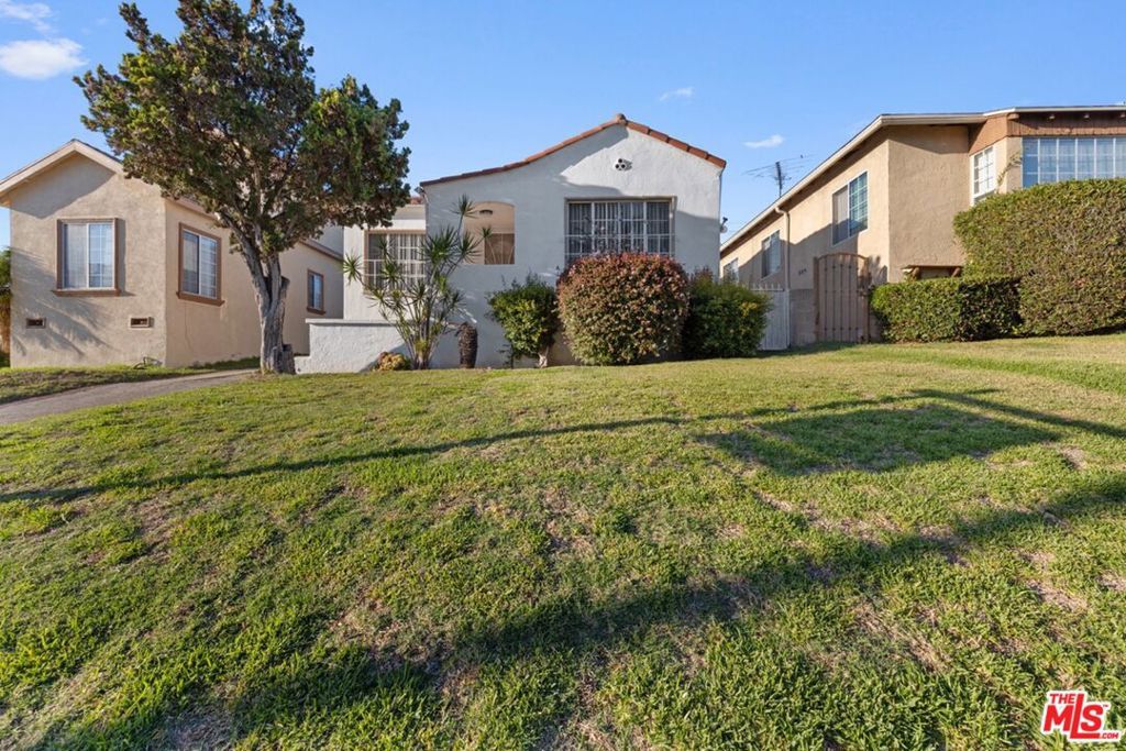 Photo of 4137 W 58th Place, Los Angeles, CA 90043 (MLS # 25598479)