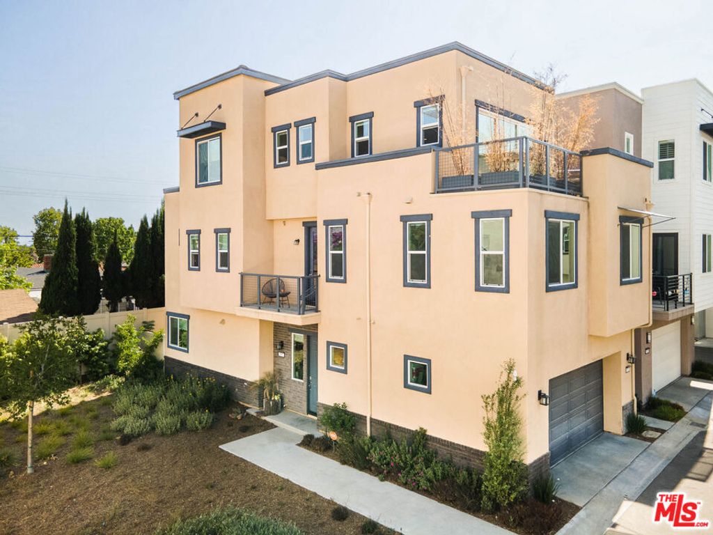 Photo of 587 Daniel Freeman Circle, Inglewood, CA 90301 (MLS # 25631127)