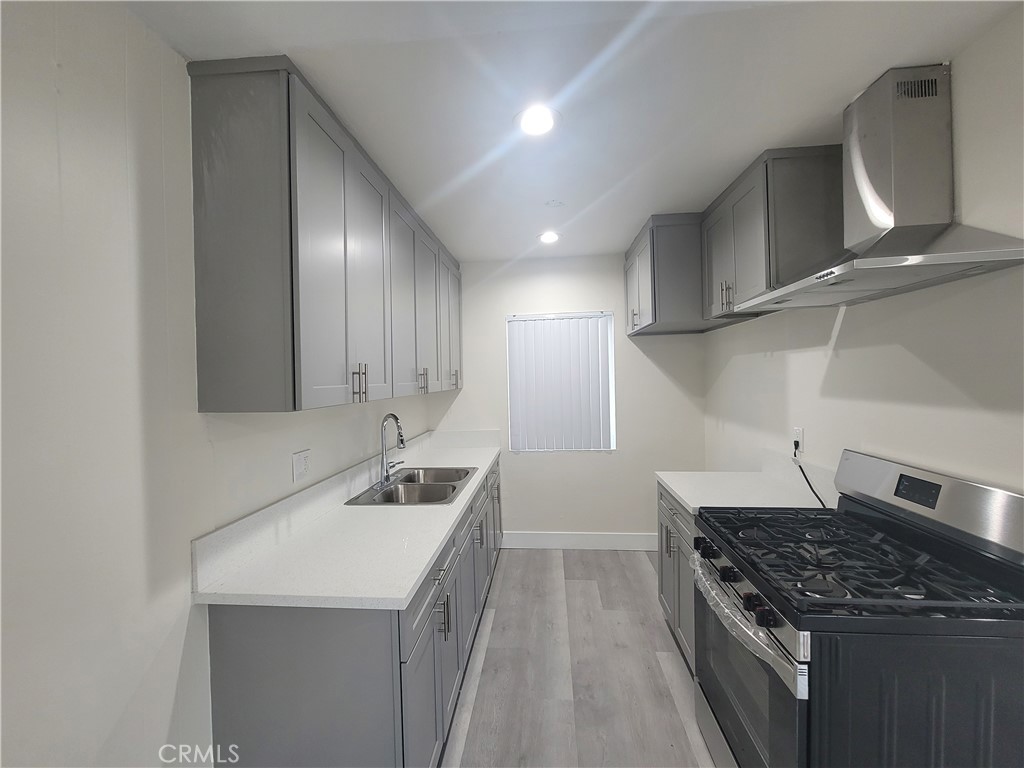 Beautifully remodeled unit located in the heart of Van Nuys. Features include laminate flooring throughout, a brand-new kitchen with quartz countertops and a stainless steel oven/range, and a spacious layout with ample hallway closet space. Enjoy a private balcony and access to a large community pool. On-site laundry facilities are conveniently available downstairs.
