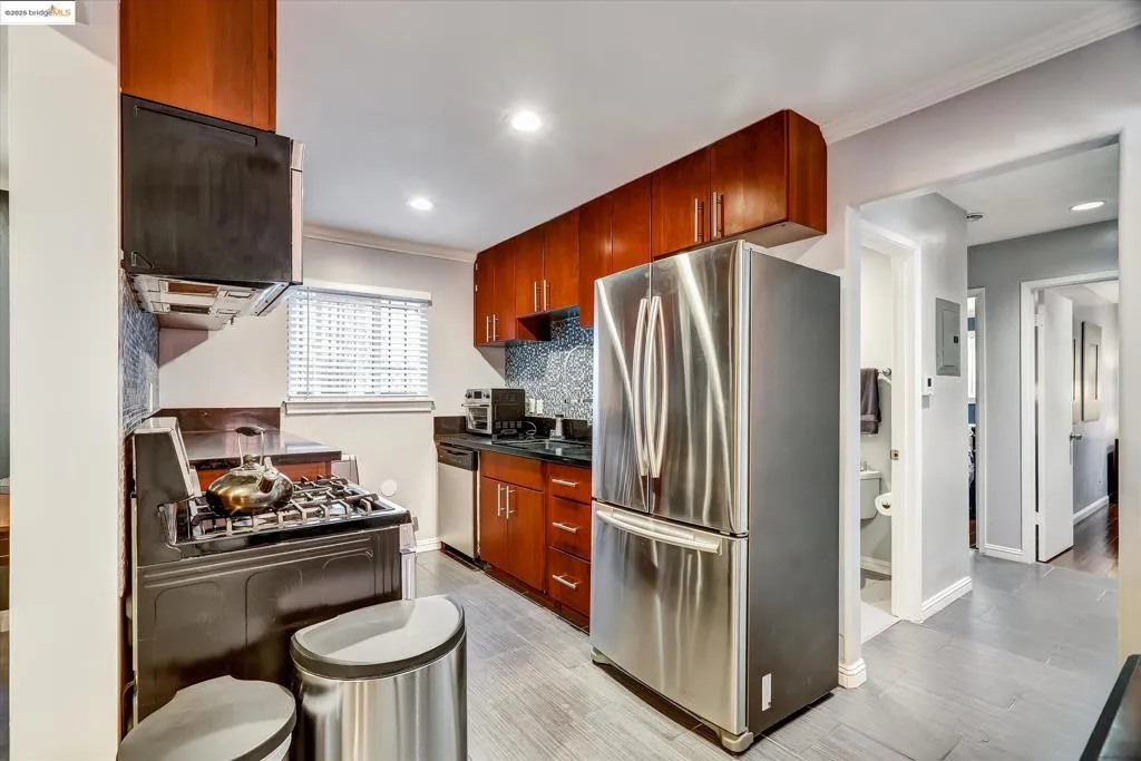 Oakland, California 94605, United States, ,Residential,Active,177711