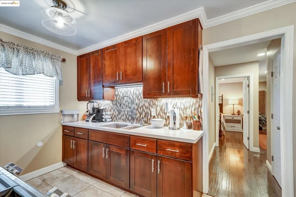 Oakland, California 94605, United States, ,Residential,Active,177711