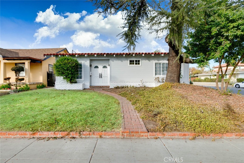 Step into comfort and style with this beautifully updated 5-bedroom, 2-bathroom home nestled in one of Alhambra’s most desirable neighborhoods. With generous living space and modern upgrades throughout, this home is perfect for growing families, remote work setups, or multi-generational living.
Enjoy a bright and airy open-concept layout with laminate wood flooring, soaring ceilings, and seamless flow from the living to dining area. The remodeled kitchen is a chef’s delight—featuring sleek quartz countertops, shaker-style cabinetry, stainless steel appliances, and a designer tile backsplash.
Each bedroom is filled with natural light and offers flexible space for guest rooms, home offices, or creative studios. Both bathrooms have been tastefully updated with contemporary finishes.
Step outside to your private front and back yards—perfect for weekend barbecues, gardening, or just relaxing under the California sun. Additional features include central A/C & heat, in-unit laundry, and a 1-car garage.
Centrally located near top schools, dining, shopping, and easy freeway access—this move-in ready gem blends everyday comfort with timeless charm.