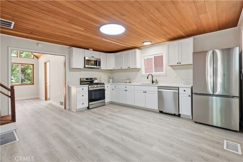 Photo of 23388 Knapps Cutoff, Crestline, CA 92325 (MLS # IV26146843)