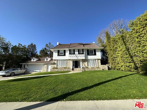 Photo of 619 N Canon Drive, Beverly Hills, CA 90210 (MLS # 25545189) Photo of 619 N Canon Drive, Beverly Hills, CA 90210 (MLS # 25545189)