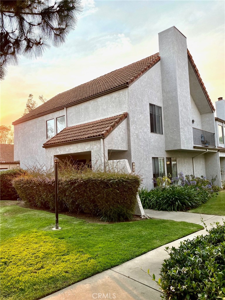 Prime location on Northeast of Santa Maria! This end unit has two spacious primary suites with walk in closet & own private bathroom. One has a balcony, built in cabinets and makeup vanity area and the other a bonus room and additional storage closet. The living room has a cozy fireplace and built in cabinets. Nice dining room with french doors that lead to your private patio with access to the oversized two car garage.
*Community amenities include a pool, jacuzzi and club house.