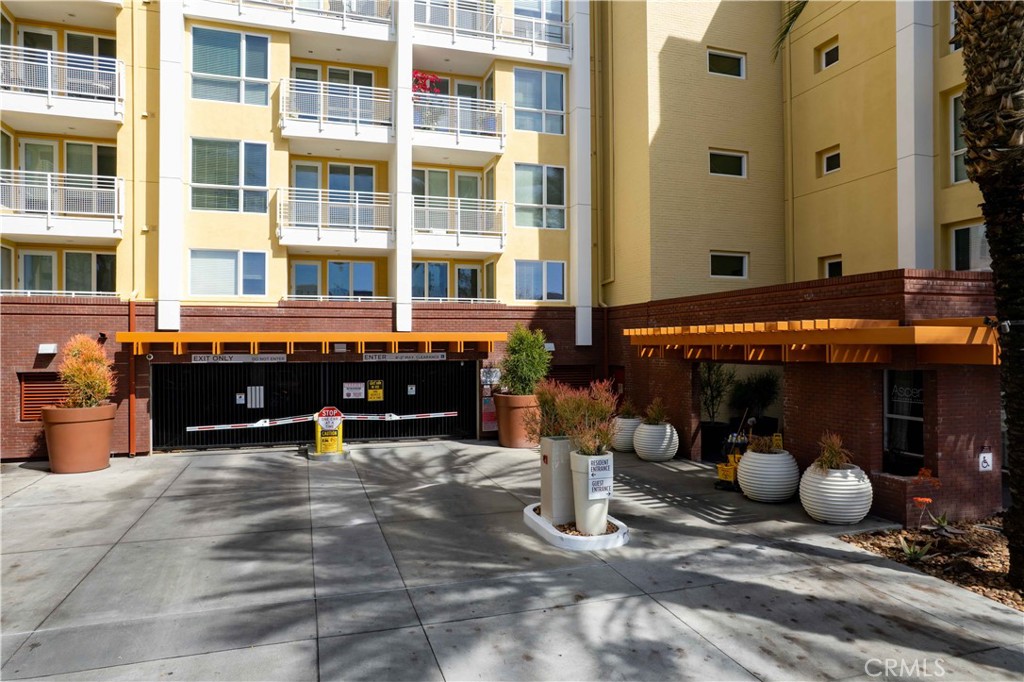 Welcome to your modern dream condo. This 2 bed / 2 bath 1050 sf open concept design is ready for its new owners. This unit showcases spacious cooks
kitchen, with a generous sized breakfast bar and granite countertops, stainless steel appliances, dishwasher, custom maple cabinetry, recessed lights and AC. The living and dining room leads to a balcony. The en-suite primary bedroom offers a walk-in closet with a double vanity sink & granite countertops. The second bathroom includes a bathtub /shower. The laundry closet includes a front-loading stacked washer/dryer combo unit & there is plenty of storage. Two tandem parking spaces are assigned as well as a storage locker that accommodates package deliveries. There is also plenty of guest parking in the secured garage as well as electric vehicle charging stations! The amenities in this gorgeous resort style condo includes: pool, spa, cabanas, fitness center, club house w/ Kitchen, game room, entertainment lounge with large flat TV's , outdoor BBQ's ,fireplaces a dog park & 3 elevators, etc!. Across the street is the future home of the L.A. Rams' New Training Facility!. Don't Miss this wonderful opportunity to own in the heart of Warner Center & be conveniently located to all the shopping / dining and concert venues.