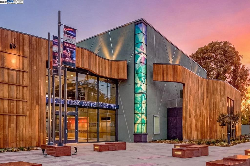 DEL VALLE COURT - Residential