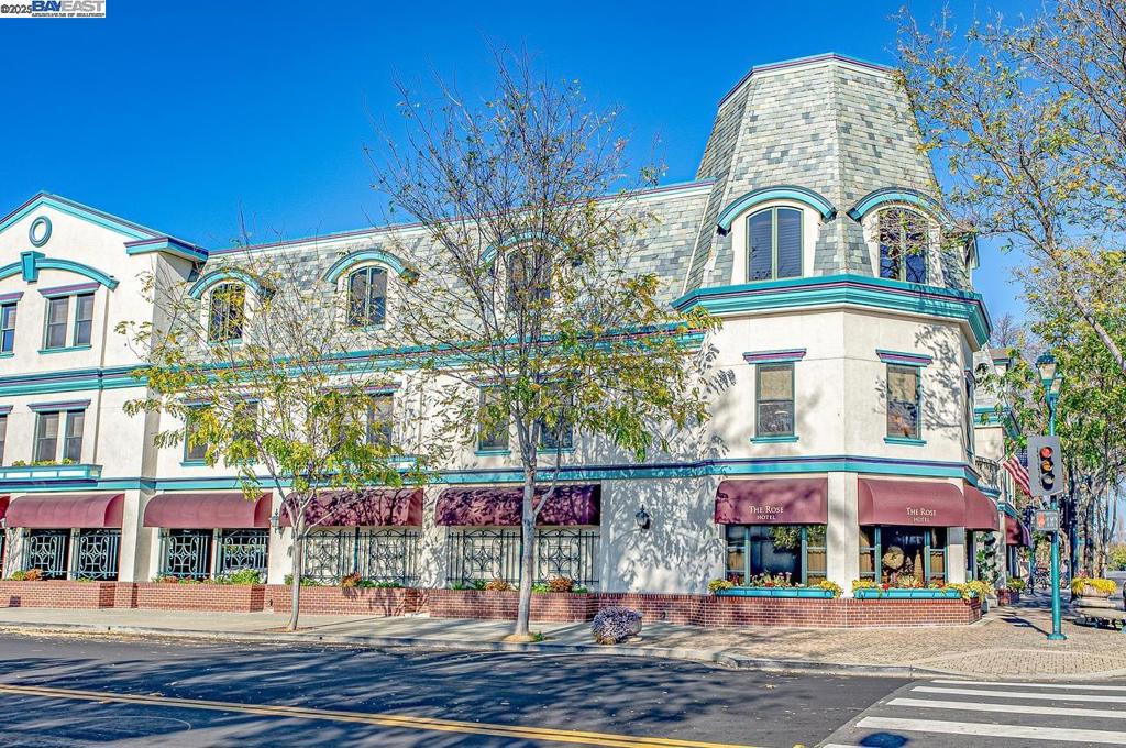 DEL VALLE COURT - Residential