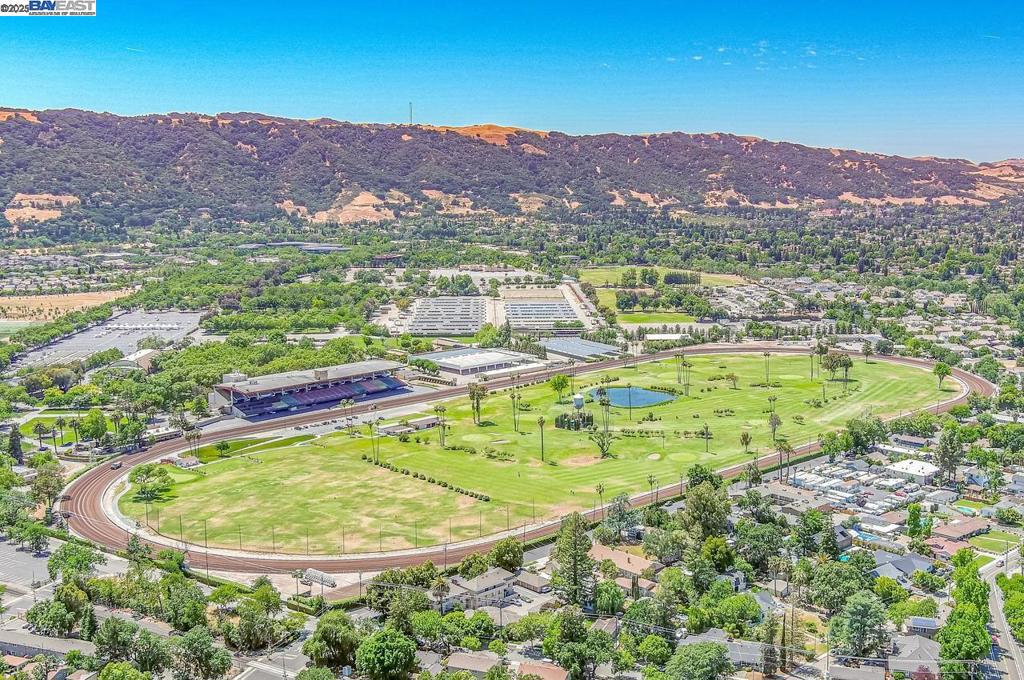 DEL VALLE COURT - Residential