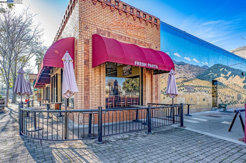 DEL VALLE COURT - Residential