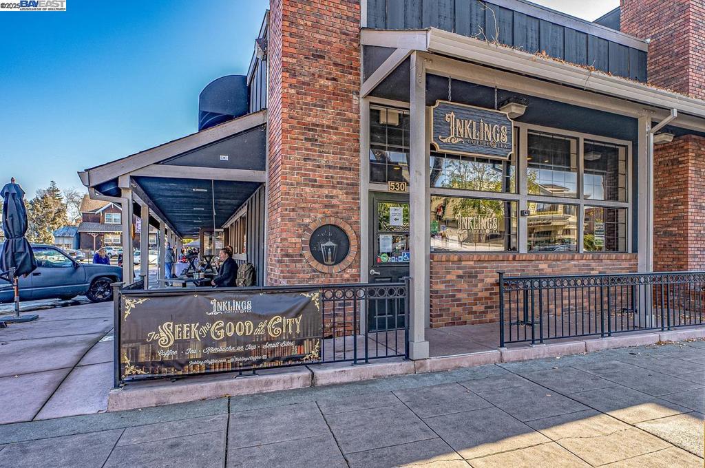 DEL VALLE COURT - Residential