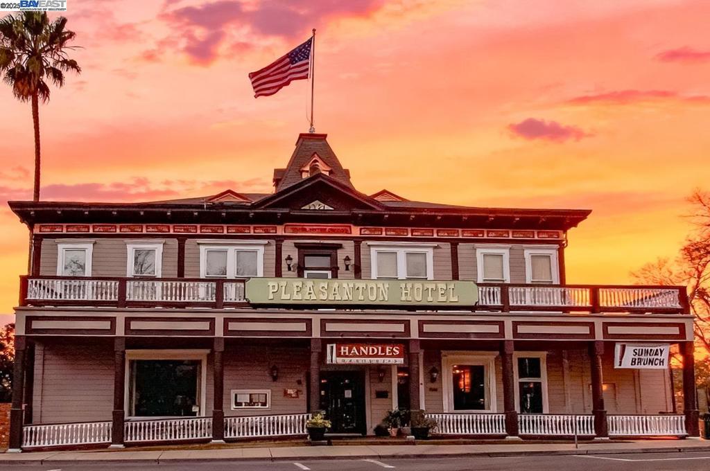 DEL VALLE COURT - Residential