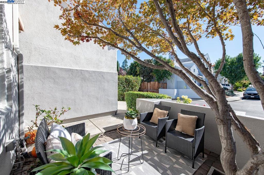 DEL VALLE COURT - Residential