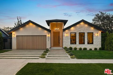 Photo of 13949 Cumpston Street, Sherman Oaks, CA 91401 (MLS # 26672855)