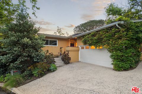 Photo of 8115 Laurelmont Drive, Los Angeles, CA 90046 (MLS # 26755233)