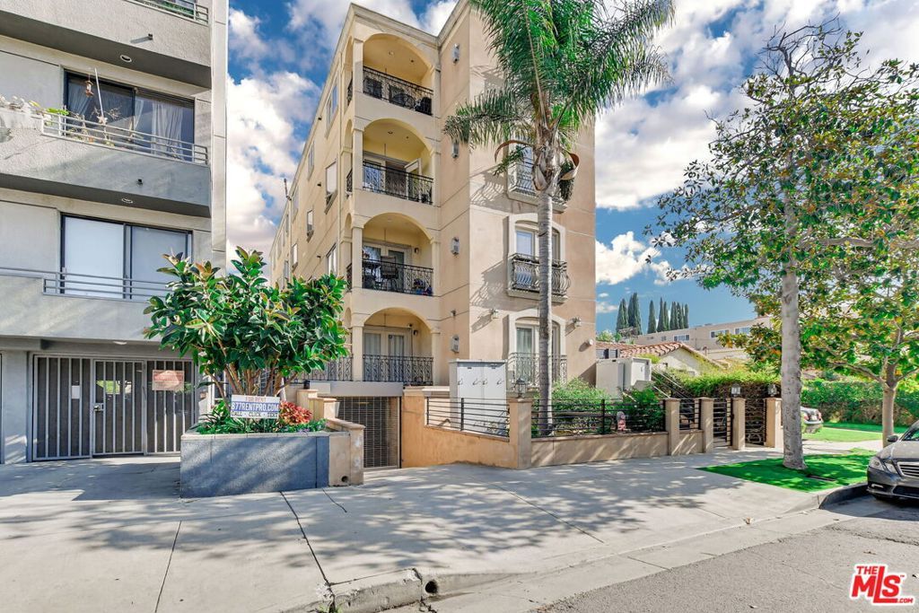 Photo of 918 S Wooster Street #1, Los Angeles, CA 90035 (MLS # 25624569)
