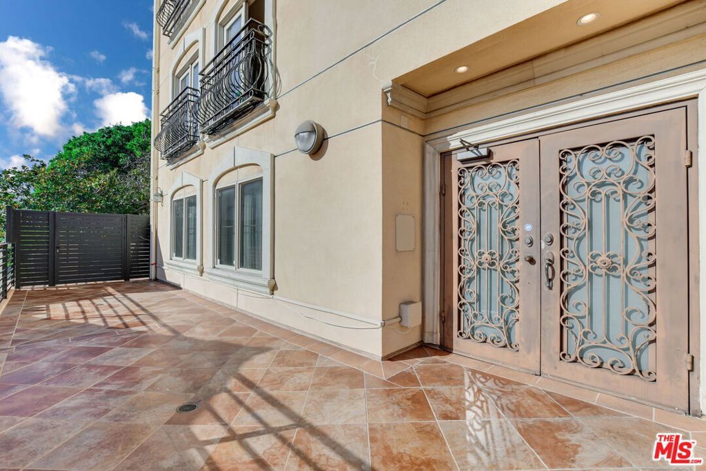 Photo of 918 S Wooster Street #1, Los Angeles, CA 90035 (MLS # 25624569)