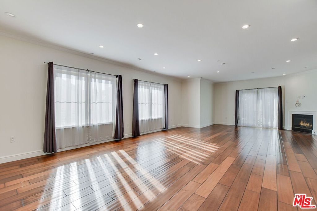 918 S Wooster Street 1