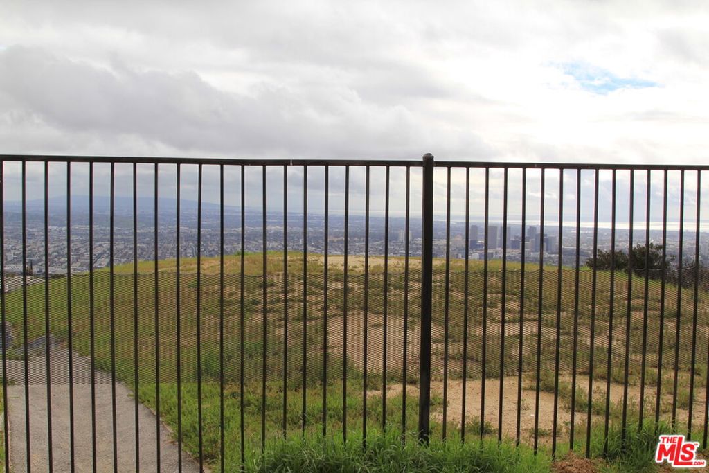 2381 Sunset Plaza Drive