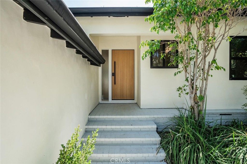 Photo of 22218 San Miguel Street, Woodland Hills, CA 91364 (MLS # SR25176834)