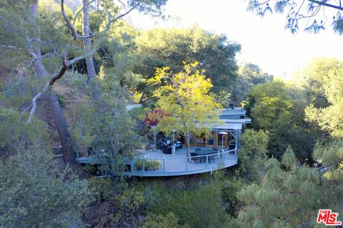 Photo of 10416 Corfu Ln, Los Angeles, CA 90077 (MLS # 25629323)