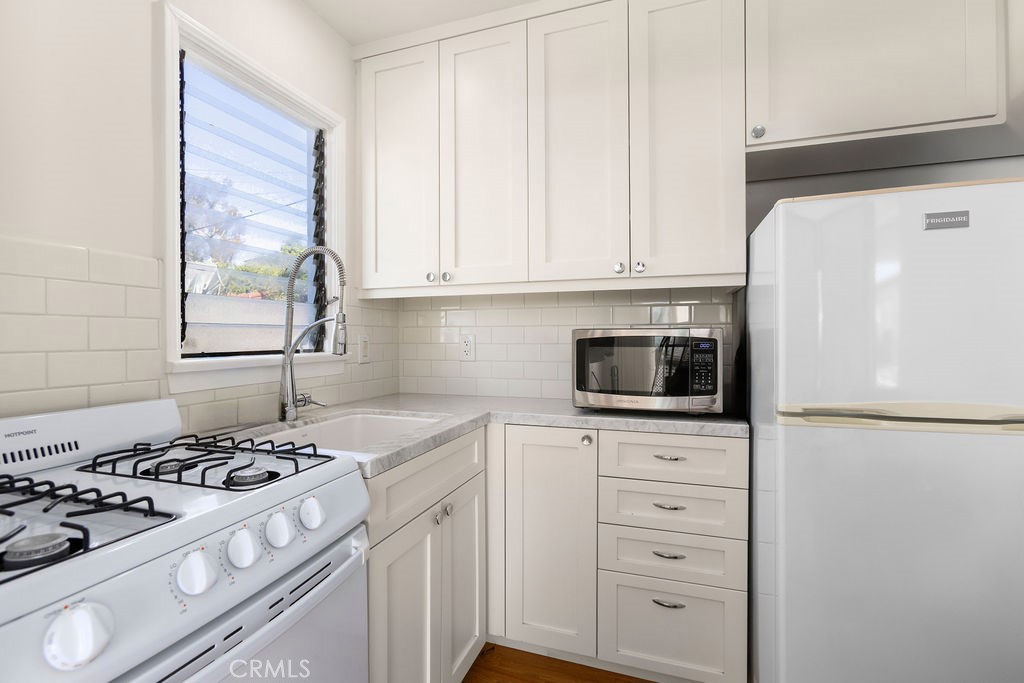 2315 1/2 Glenneyre