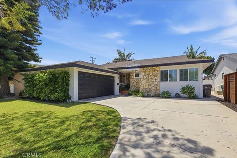 Photo of 829 Lees Ave, Long Beach, CA 90815 (MLS # PW26094229)