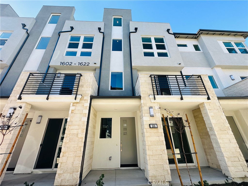 Toll Brother Terraces townhouse that is set behind a gated entry with an exclusive recreation center. Community features consists of a pool, spa, and BBQs. A spacious rooftop terrace, a 2-car attached garage, patios and balconies that extend the interior living space on the main floor, recessed LED lighting, an upgraded kitchen with quartz countertops, stainless steel appliances, and European cabinetry, high ceilings, a paid-off solar system, and a washer and dryer are all included in this 4-story floor plan. The Santa Ana River Trail connects to Huntington Beach and Pier and provides easy access to Anaheim Garden Walk, Old Towne Orange, Disneyland, The Honda Center, Angel Stadium, major freeways, and the ARTIC Station. Enjoy nature as you bike or stroll your way to the ocean along this trail. Chapman University, University of California Irvine, and California State University, Fullerton are all within a short drive for students.