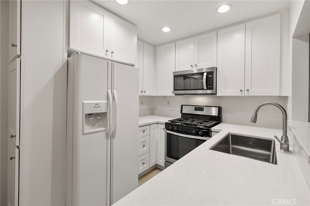 Las Flores (R2) (LF) - Residential Lease