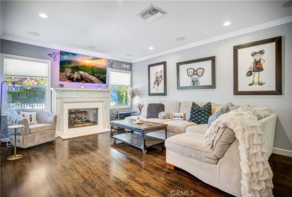 Photo of 6455 Densmore Avenue, Lake Balboa, CA 91406 (MLS # SR25172325)