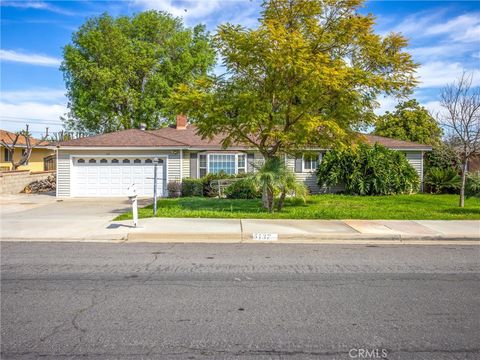Photo of 5137 Peacock Ln, Riverside, CA 92505 (MLS # HD26046574)