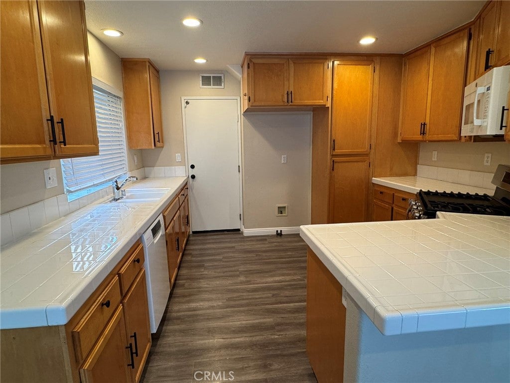 16 Torres Pointe