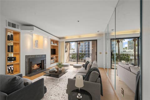 Photo of 35 Linden Ave #302, Long Beach, CA 90802 (MLS # PW26157889)