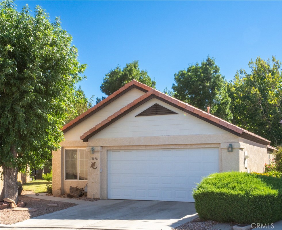 Beautiful house features 2beds and 2baths on an oversized lot, located in a well maintained senior gated community. Kitchen features tile countertops and floors and lots of shelves and cabinets and a breakfast nook area. Spacious living room/dining room area with ceiling fan and built-in shelves. There are ceiling fans thru-out the home. Each bedroom has a walk-in closet and nice bathroom. The secondary bedroom has its own private courtyard/patio area. The garage, with laundry has loads of storage cabinets. Private covered patio, that looks out over the green grass and trees of the large green belt /park area. MUST SEE TO APPRECIATE!!!