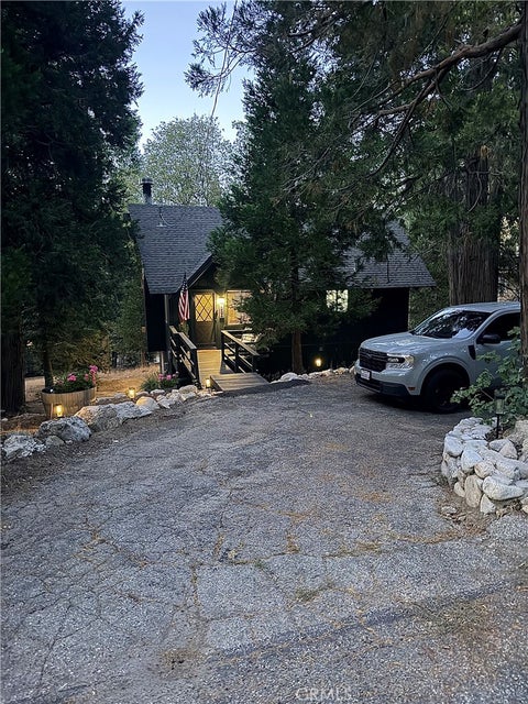 Photo of 554 Pioneer Road, Lake Arrowhead, CA 92352 (MLS # IG26191428)