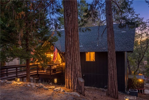 Photo of 554 Pioneer Road, Lake Arrowhead, CA 92352 (MLS # IG26191428)