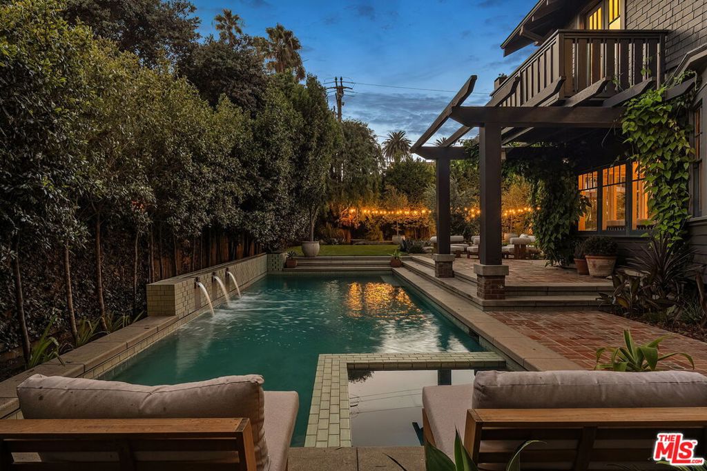 Photo of 405 Palisades Avenue, Santa Monica, CA 90402 (MLS # 26990113)