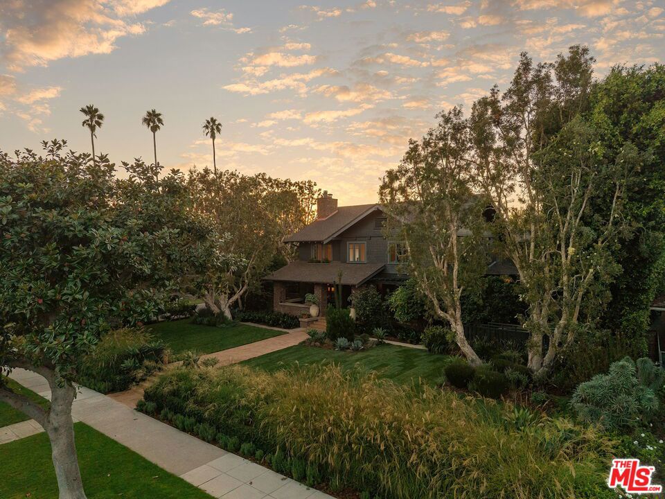 Photo of 405 Palisades Avenue, Santa Monica, CA 90402 (MLS # 26990113)