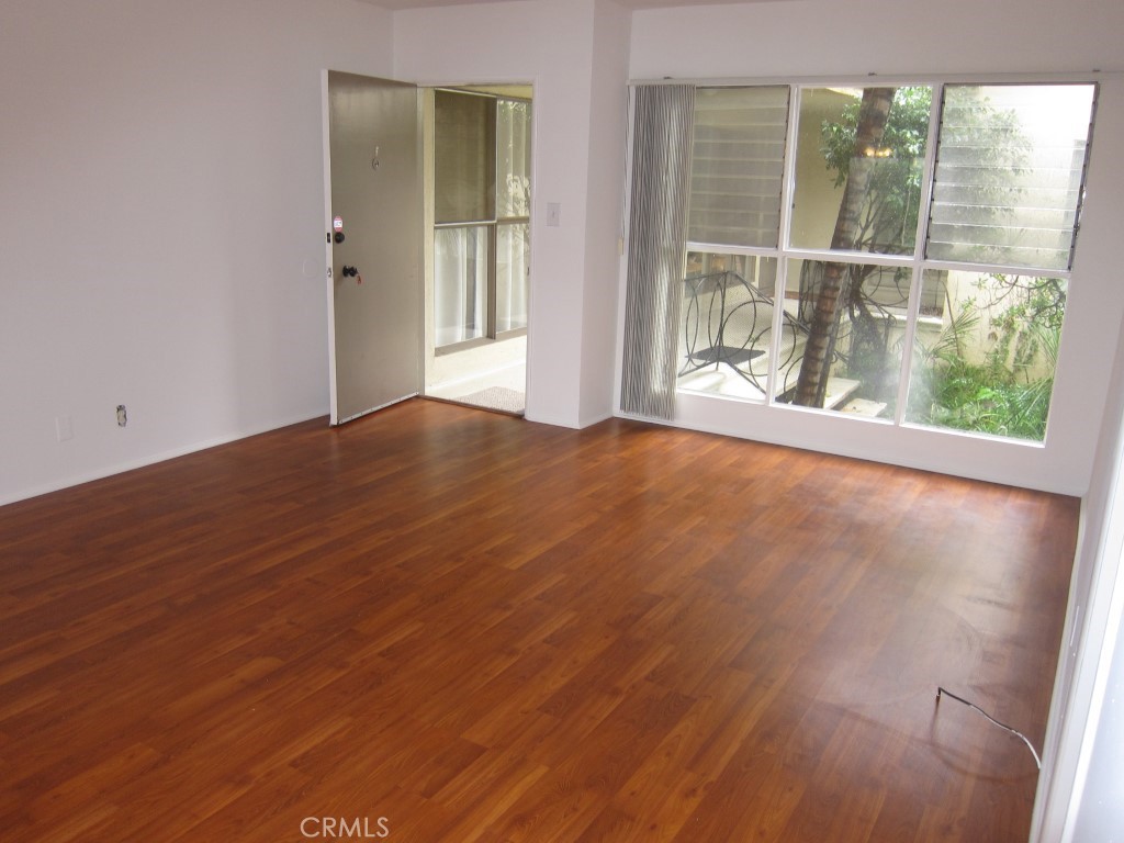 HIGHLIGHTS:
POOL
Hardwood floors
Fresh bright paint
Large windows with white blinds
Stove included in kitchen
Common Laundry new Speed Queens pay quarters or App
LARGE living room extends into dining area
Plenty of NO permit street parking for you and your guest
shared Laundry on site New big load Speed Queen washers and dryers
Bedroom includes lots of closet space
Full bathroom in hallway