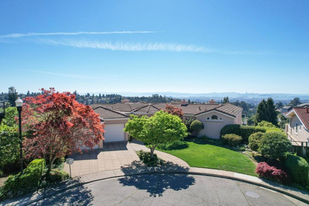 15 Serramar Drive Dr, Oakland CA 94611