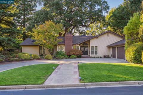 Photo of 2165 Canyon Oak Ln Ln, Danville, CA 94506 (MLS # 41130803)